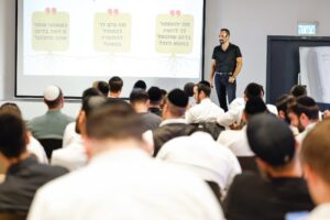 משתתפים בסדנת מכירות של אדר מרלינסקי